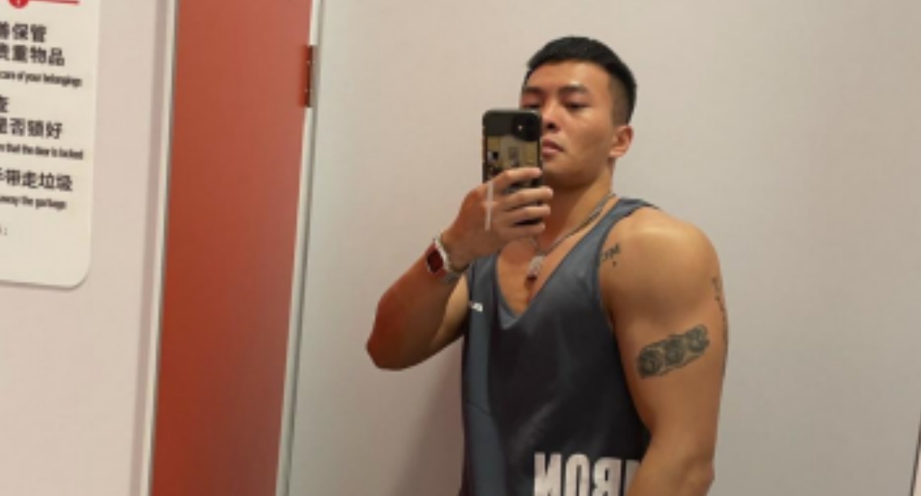 撸铁男凭借健美身材实力圈养多只母狗 自律的男人最致命