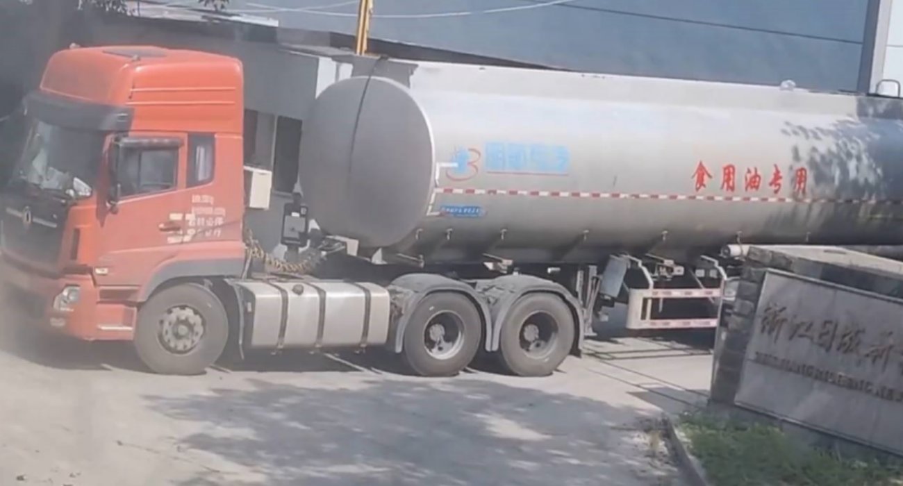 油罐车混装事件继续发酵 相关部门成立联合调查组彻查 鲁花直播间直接张灯结彩挂灯笼庆祝