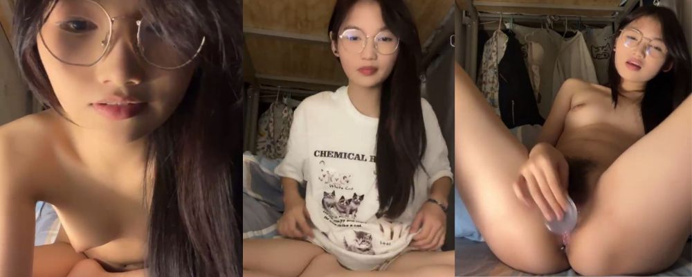 女大学生小狗的烦心事宿舍自慰大秀趁着室友睡着偷偷脱光 抽插自慰到爆浆 