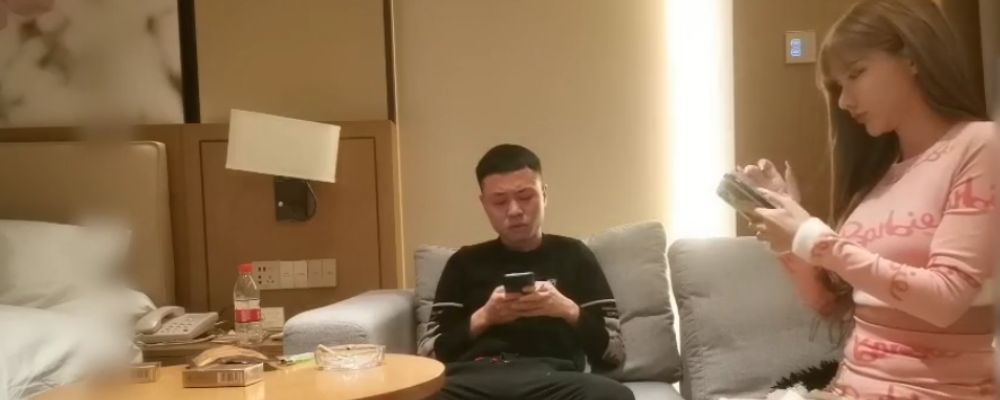 自己喊的鸡 再臭也要操 线上呼叫高颜值外围 没想到操着操着喷血了