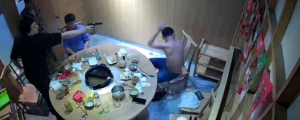 菲律宾马尼拉中国抢手在包间内枪杀同胞 直接清空弹夹 真是冷血无情杀完人还谈笑风生