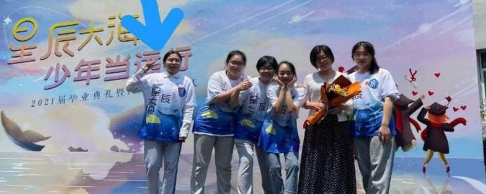 年纪小小但是掩盖不了淫荡的骚模样 上海松江北职高中姜轩萱洗澡抠逼视频流行