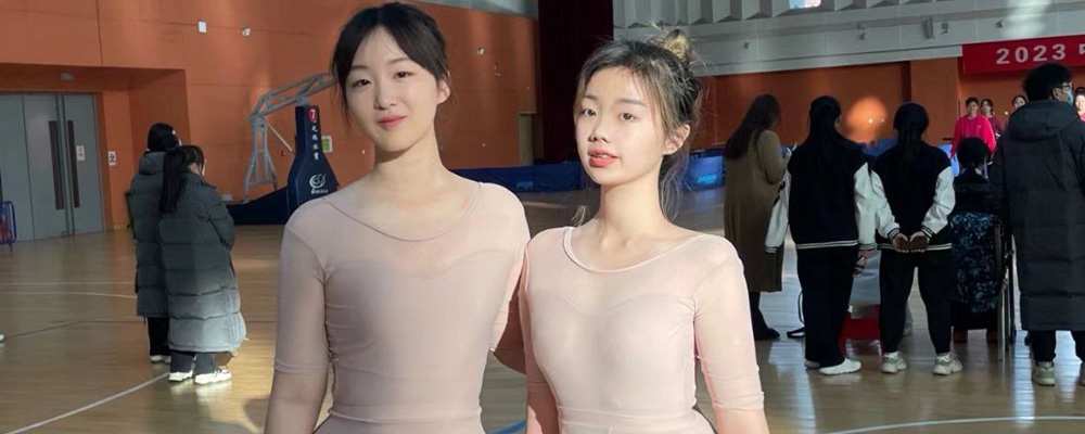 独家爆料 清纯母狗足交 带你体验玲珑小脚的快感 中国传媒大学中专王莹莹给前男友足交视频流出