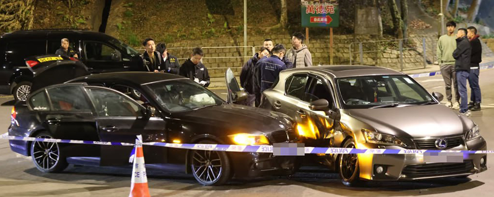 警匪电影照进现实 香港新丰路南丰珠宝被四名劫匪洗劫一空后弃车逃离视频