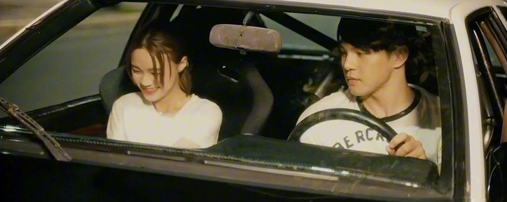 头文字D剧情 秋名山车神飙的再快 也追不上奔驰里的夏树 只能用大屌满足她的小穴