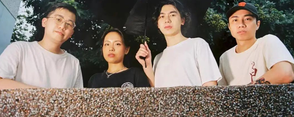 究竟是行为艺术还是性生活自述  蛙池乐队主场金依依演唱会上抠逼摸奶 动作淫荡令人叹为观止 