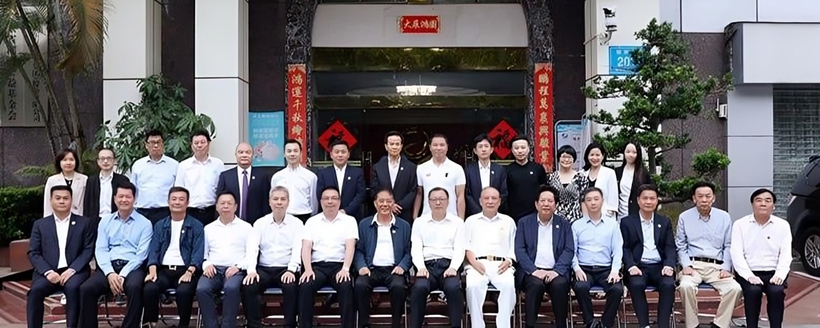 汕头潮阳自然局局长欧镇武KTV偷欢惨被捉奸 被妻子一怒之下咬伤鸡巴 报警后却将自己送进监狱