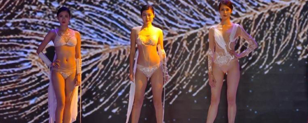 深圳维密天使情趣内衣秀炸裂开场 各种长腿模特身穿制服大秀曼妙身姿 透明内裤裹挟着小穴诱人至极