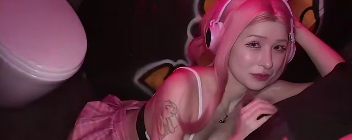 酒吧俱乐部狂欢夜邂逅性感女DJKiki 上厕所时主动舔食大鸡巴 被客人发现后只好带去酒店无套暴肏