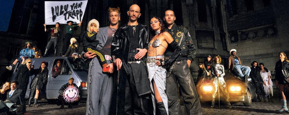 法国露露·范·特拉普乐队女主唱音乐节遭遇性侵 当场被痴汉扒光衣服羞辱 为维护秩序只好全程漏奶演唱