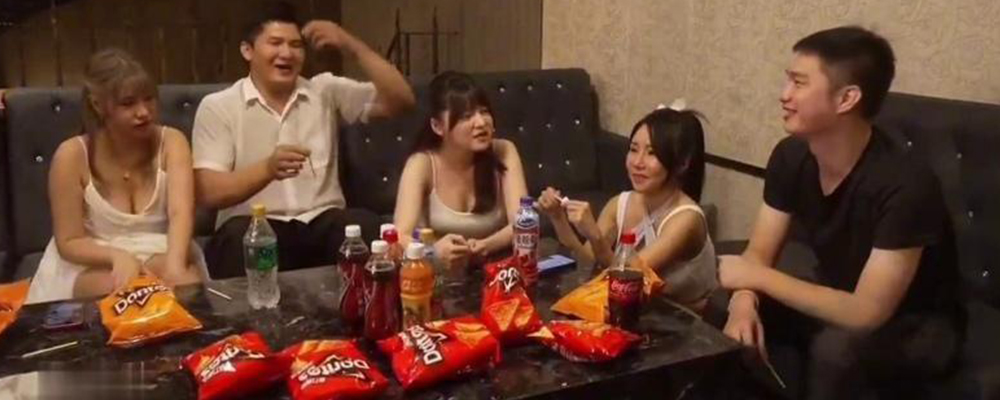 美女猛男齐聚一室爽玩国王游戏 从真心话到性爱挑战激发原始欲望 跟随指令淫乱群交场面淫翻天