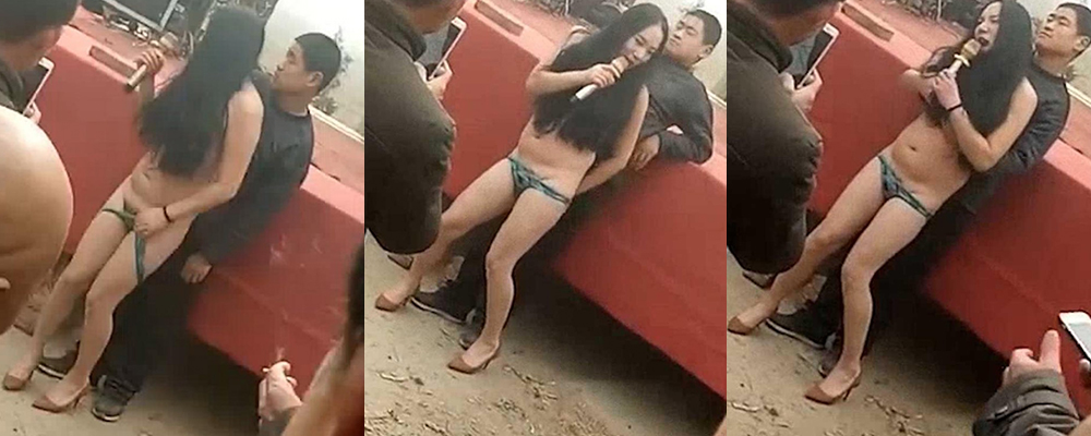 农村大舞台惊现美女妖娆表演 裤衩半脱露出阴毛疯狂挑逗痴汉观众 现场气氛香艳令人叹为观止