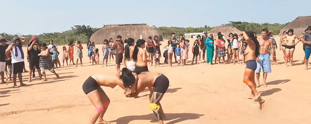 巴西上辛古部落女子裸体摔跤  裸胸巨乳上演野蛮性质  每一次的碰撞都骚气逼人