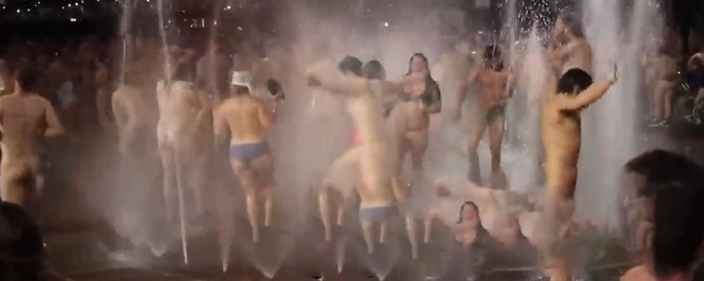 俄勒冈波特兰男女裸体骑行  一眼看去都是母狗的骚气   利用喷泉抖奶庆祝狂欢