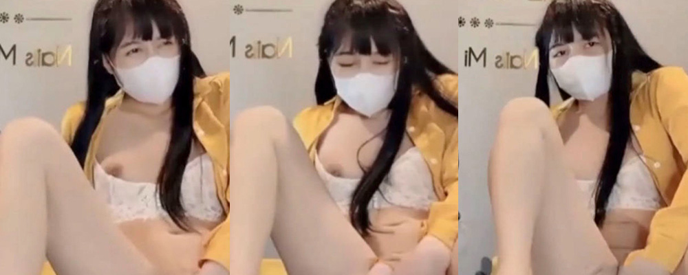 黄衣服的骚逼小姐在美甲店自慰被拍 在人多的地方掀起裙子抠弄骚穴 风中都是母狗意淫的味道