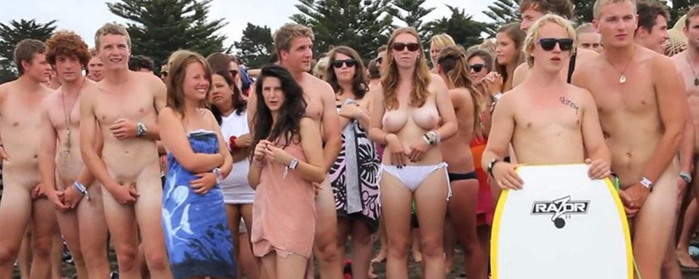 澳大利亚悉尼邦迪海滩裸体狂欢 2730狂野泳士赤裸下水创纪录 释放内心自由与激情