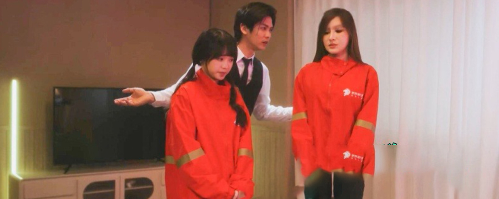 高颜值女神艾熙和温芮欣与总裁3P 在沙发上暴力舔食粉嫩骚逼 最终干到床上挨个抽插