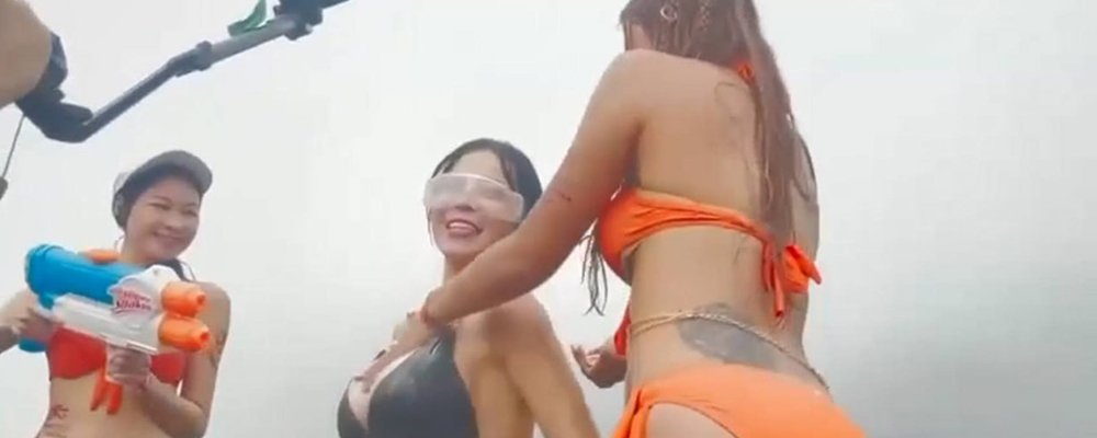 S2O亚洲泼水音乐节在台妹公园举办  各种骚妹穿着比基尼露出    身材乳头在花中若隐若现