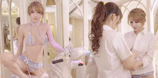 芭比女神辛尤里 成人版旋转木马 姐妹花双双在马背上高潮 螺旋升天