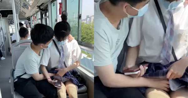 高中小情侣光天化日在公交车上偷偷扣逼 现在学生都玩这么刺激吗