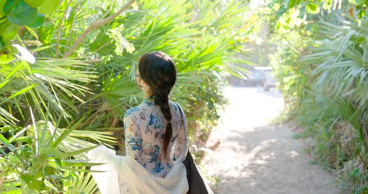 『onglyfans』超人气白虎馒头穴网黄:hongkongdoll/玩偶姐姐 最新短篇《冲浪少女的碎碎念》