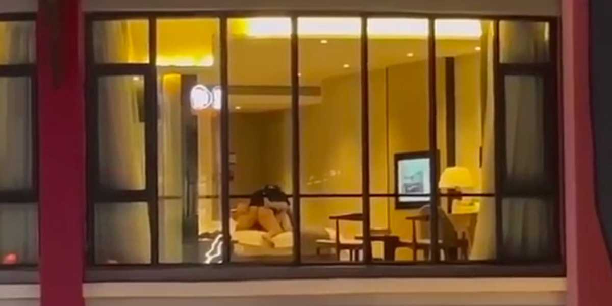 『离了大谱!! 惠州水东街 酒店做爱不拉窗帘引围观』 大家觉得这是故意的还是不知道外面能看见??