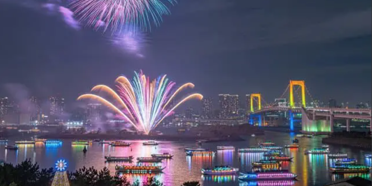 『小日本真会玩!!!』2023届日本东京隅田川花火大会 女子在执勤警察前脱光裸舞!