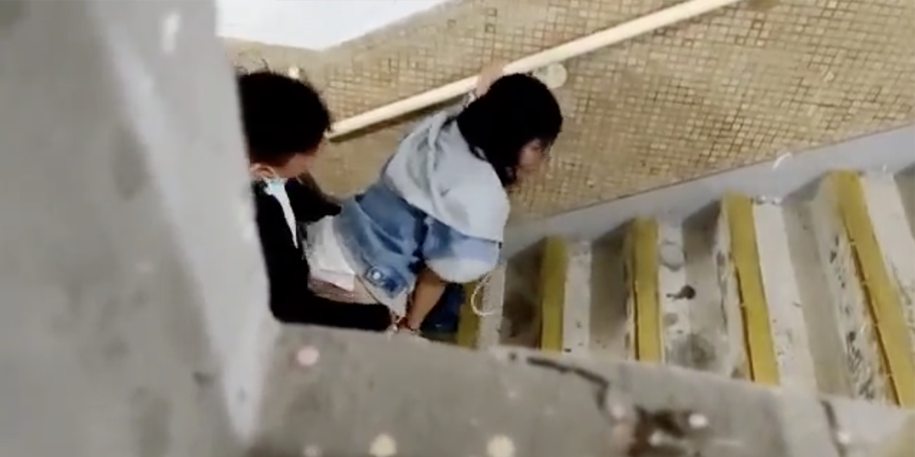 『现在的年轻人真大胆!!!楼梯间干柴烈火后入啪啪啪』好心大叔偷拍 记录曝光全过程!!!