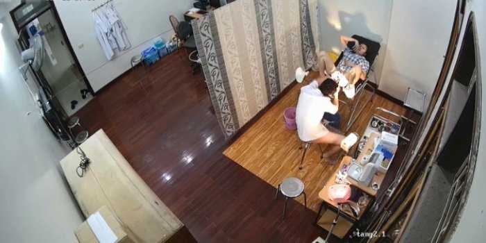 『来躺着~~医生给你好好看看你的骚病』监控泄密郑州一诊所 医生和患者啪啪 治疗骚病视频曝光!!