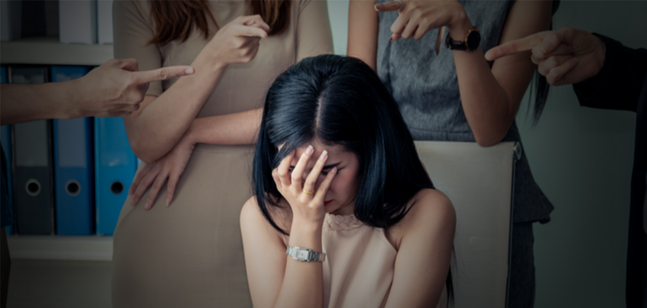 『不是不报 时辰未到』校霸女扒光女同学衣服 用筷子插入阴道 还把沾血的筷子让她舔!