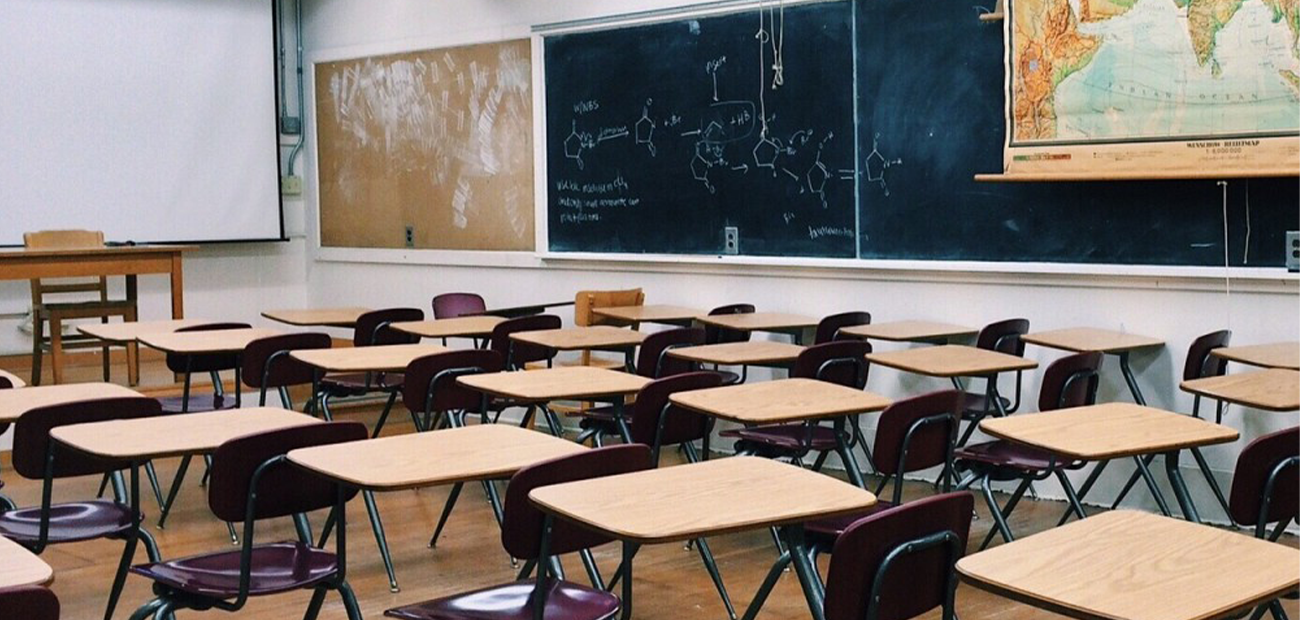 『开门 你们在里面干什么』云南昆明理工大学教室做爱被抓包!小情侣反锁教室内翻云覆雨!突然的敲门声让他俩....