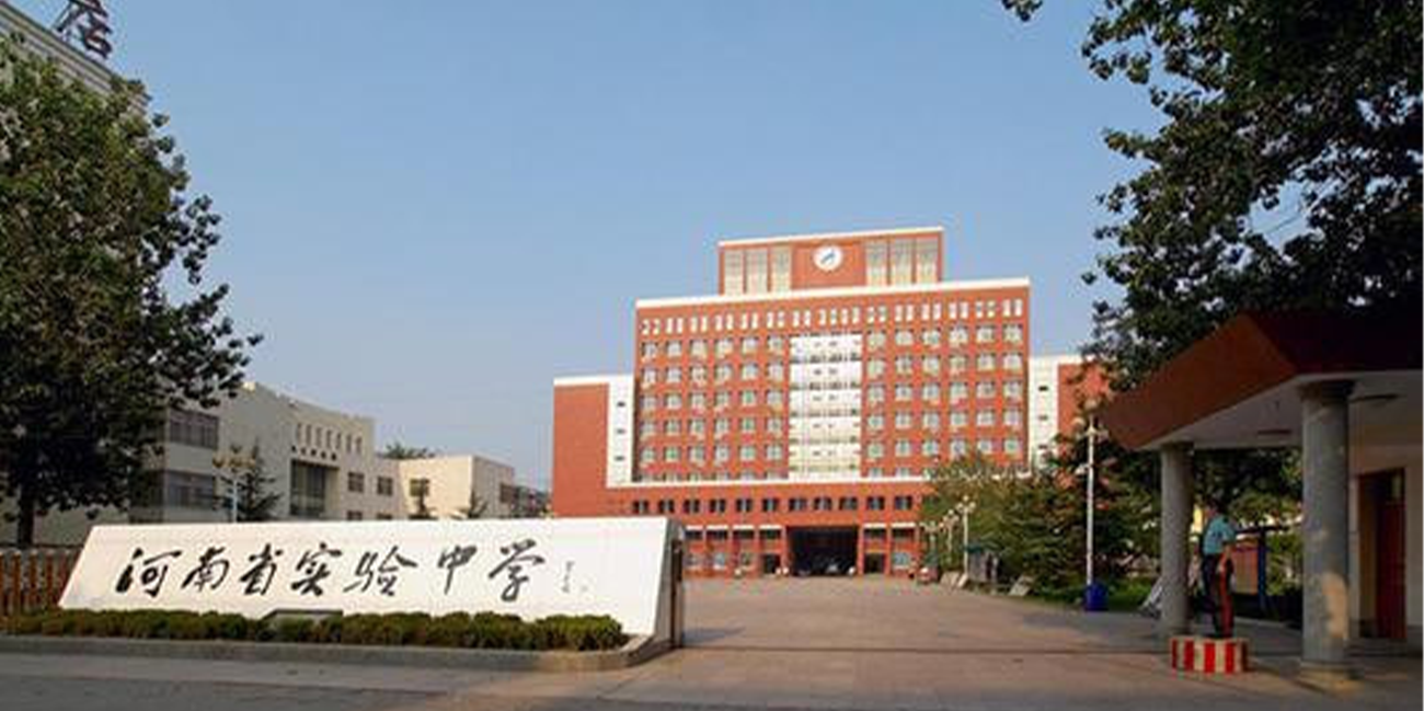 『现在的学生都这么饥渴吗?』某地校园又出新瓜!操场上当众吃鸡巴!这是无视旁人都当作空气吗