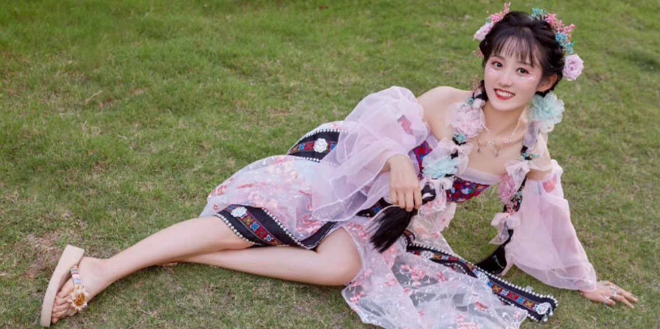 『少数民族的妹子也别有一番风味!』怼脸女上位拍下风韵十足的乳房和她索取精液时的反差骚样