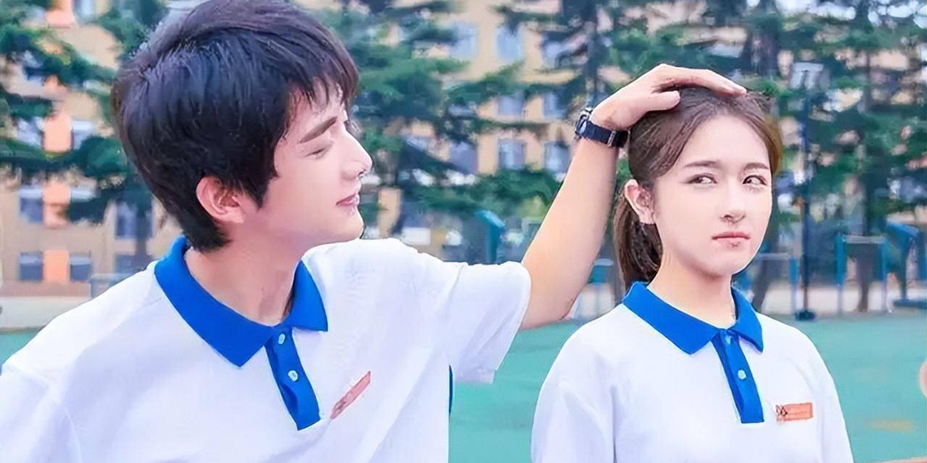 『这就是爱情的力量!』 学校情侣光天化日之下在学校走廊洗手间里脱光操逼