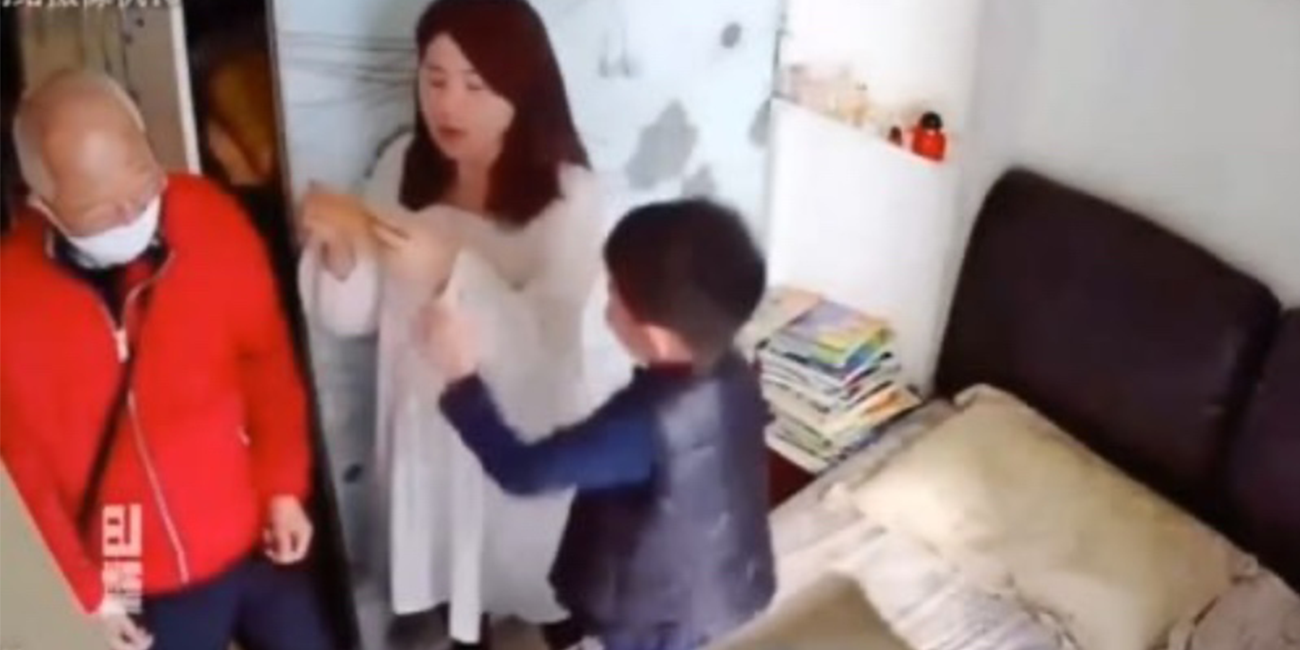 【肥水不留外人田 儿子用完老子用】刚给孙子发完红包 小房间内儿媳妇就急着报答老爷子 疯狂口交摇摆 监控视频泄密流出!