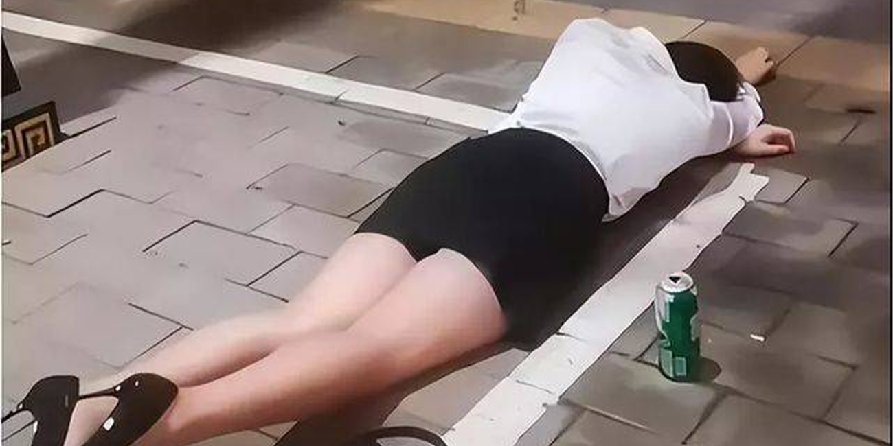 【小仙女喝到大小便失禁!!!】美女喝醉偷拍视频曝光流出 几个菜啊喝成这样!!!