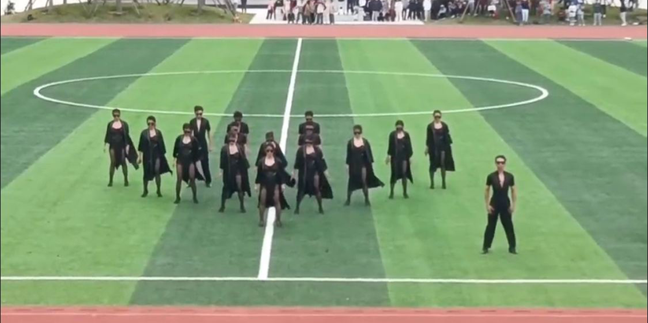 校园热瓜 长江大学的文理学院骚女们在运动会上全体黑丝上演大尺度舞蹈引发热议!