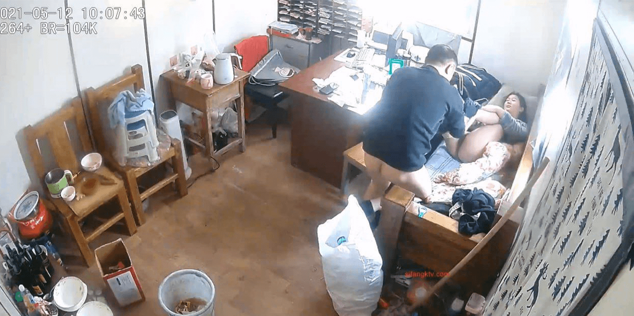 网络摄像头破解 少妇欠网贷上财务公司小办公室单人小床肉偿还息!