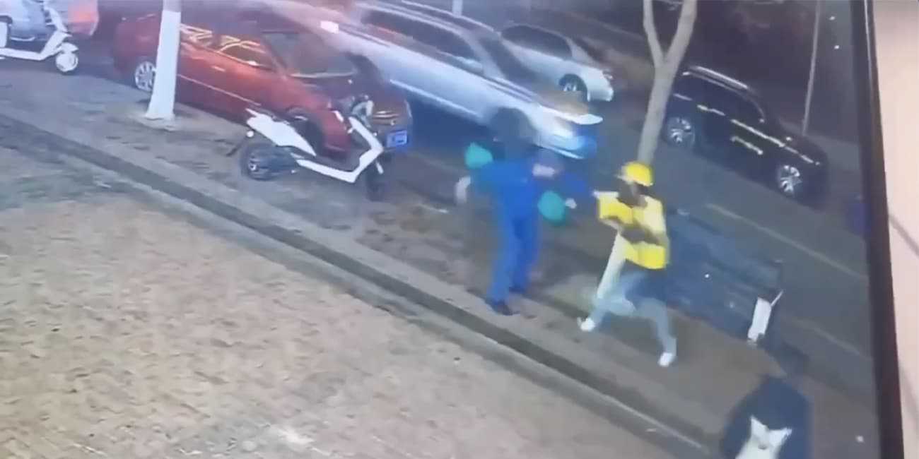 善恶往往就在一念之间 平日温和的保安 化身提刀的杀人恶魔 外卖员成了刀下亡魂 冲动是真正的魔鬼