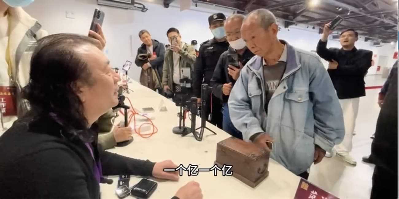 鉴宝节目那些气急败坏的大爷们 一个的另一对还在淘宝代售 另一个怒发冲冠直接要找放大镜 我这值一个亿!