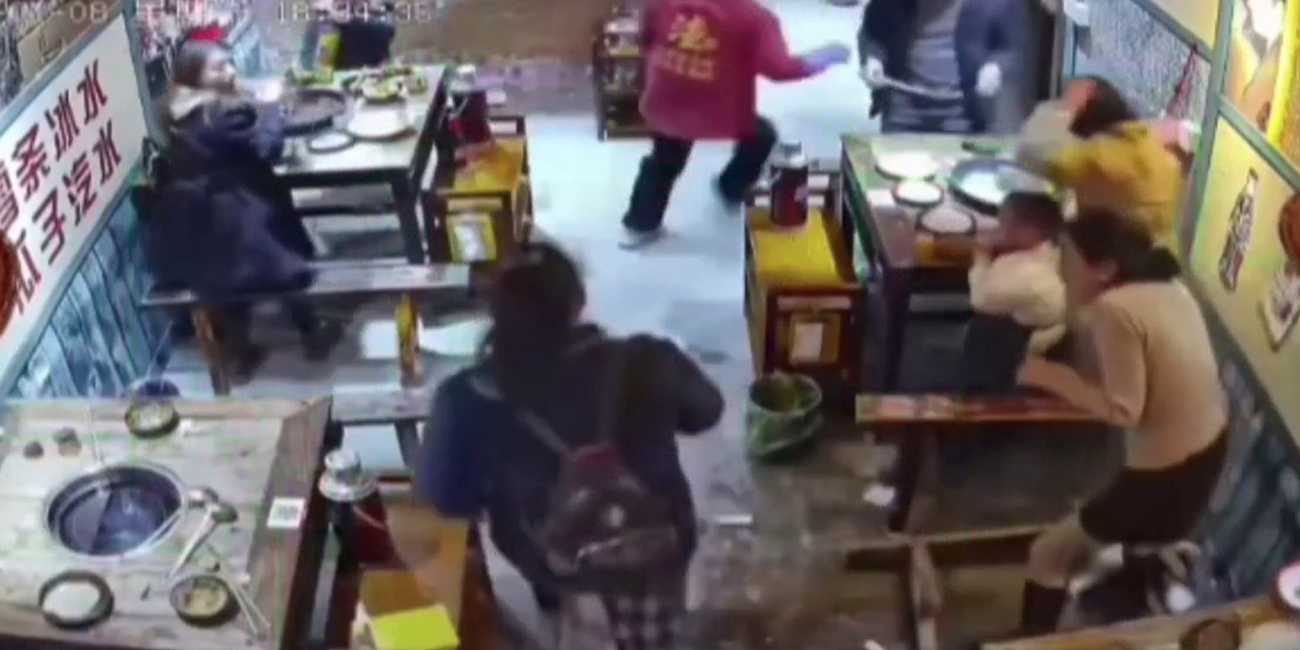 女子吃完火锅将锅底泼向邻桌 事后查明女子有精神病!!