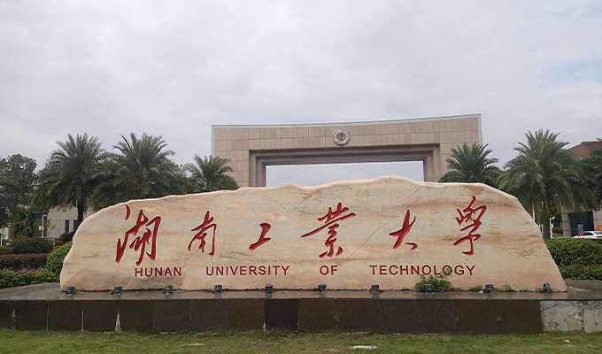 江门某大学吃瓜大事件!学生情侣教室忘情做爱 殊不知一切都被窗外全程记录